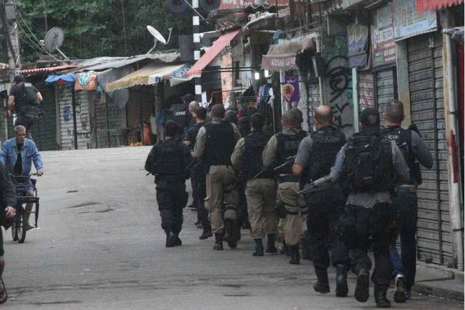 Os policiais fizeram cerco no local, mas foram recebidos a tiros e o cabo Almada acabou baleado(foto: Celso Barbosa/Código 19/Folhapress) Os policiais fizeram cerco no local, mas foram recebidos a tiros e o cabo Almada acabou baleado(foto: Celso Barbosa/Código 19/Folhapress)