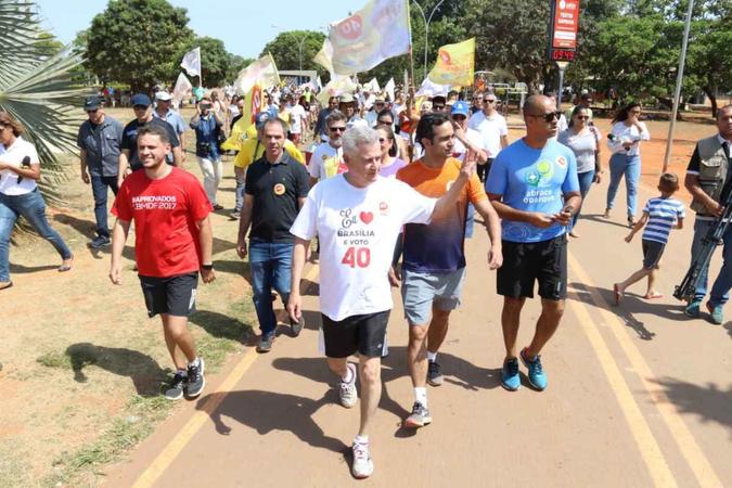 O socialista aproveitou a manhã de sol para prometer melhorias nas áreas verdes do DF(foto: Arthur Menescal/Esp. CB/D.A Press) O socialista aproveitou a manhã de sol para prometer melhorias nas áreas verdes do DF(foto: Arthur Menescal/Esp. CB/D.A Press)