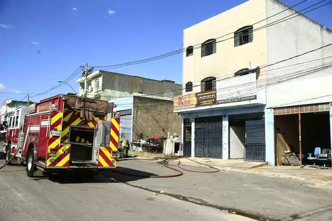 Um dos apartamentos do edifício de três andares pegou fogo. Ninguém estava dentro da casa, mas vizinhos inalaram fumaça(foto: CBMDF/Divulgação) Um dos apartamentos do edifício de três andares pegou fogo. Ninguém estava dentro da casa, mas vizinhos inalaram fumaça(foto: CBMDF/Divulgação)