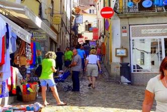 Nas ruas da cidade de Sintra, turistas lotam as lojinhas de souvenir e aproveitam o clima tranquilo e aconchegante (foto: Dmitriy Fomenko/Flickr) Nas ruas da cidade de Sintra, turistas lotam as lojinhas de souvenir e aproveitam o clima tranquilo e aconchegante (foto: Dmitriy Fomenko/Flickr)