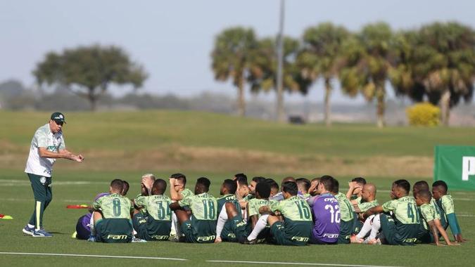 Sob o sol de Orlando, Luxemburgo faz palestra aos jogadores palmeirenses: alviverde busca reverter fracassos de 2019(foto: César Greco/Ag.Palmeiras) Sob o sol de Orlando, Luxemburgo faz palestra aos jogadores palmeirenses: alviverde busca reverter fracassos de 2019(foto: César Greco/Ag.Palmeiras)