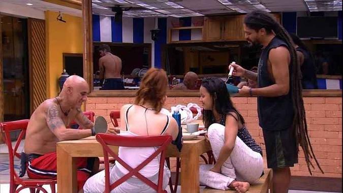 Na cozinha da casa, Viegas provoca: 'Vai ser uma decepção se eu não sair, né?'(foto: TV Globo/Reprodução) Na cozinha da casa, Viegas provoca: 'Vai ser uma decepção se eu não sair, né?'(foto: TV Globo/Reprodução)