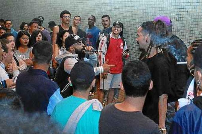 Celeiro de novos talentos: o evento Batalha Sagrada chegou a reunir 500 pessoas em um beco do Recanto das Emas (foto: Luís Nova/Esp. CB/D.A Press) Celeiro de novos talentos: o evento Batalha Sagrada chegou a reunir 500 pessoas em um beco do Recanto das Emas (foto: Luís Nova/Esp. CB/D.A Press)