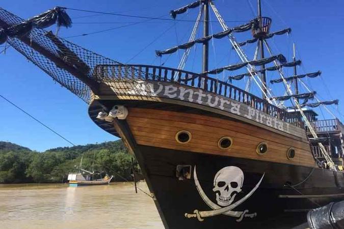 Cercada pela Mata Atlântica, a praia de Laranjeiras pode ser conhecida a bordo do Barco Pirata: programa para todas as idades (foto: Ana Carolina Alves/CB/DA Press) Cercada pela Mata Atlântica, a praia de Laranjeiras pode ser conhecida a bordo do Barco Pirata: programa para todas as idades (foto: Ana Carolina Alves/CB/DA Press)