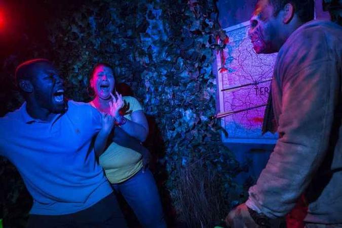Renascidos, os assustadores mortos-vivos escondem-se em cantos escuros durante o trajeto e saem em busca de cérebros para se alimentarem(foto: Universal Studios/Divulgação) Renascidos, os assustadores mortos-vivos escondem-se em cantos escuros durante o trajeto e saem em busca de cérebros para se alimentarem(foto: Universal Studios/Divulgação)