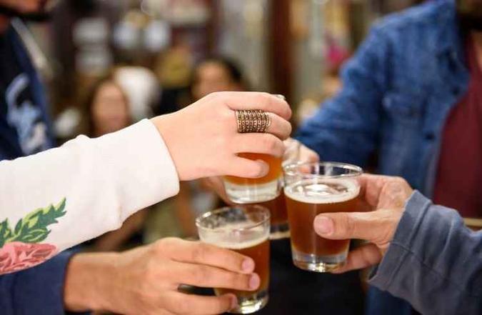 Nos botequins, um convite para degustar as boas cervejas(foto: Divulgação Airbnb/Gustavo Wittich) Nos botequins, um convite para degustar as boas cervejas(foto: Divulgação Airbnb/Gustavo Wittich)