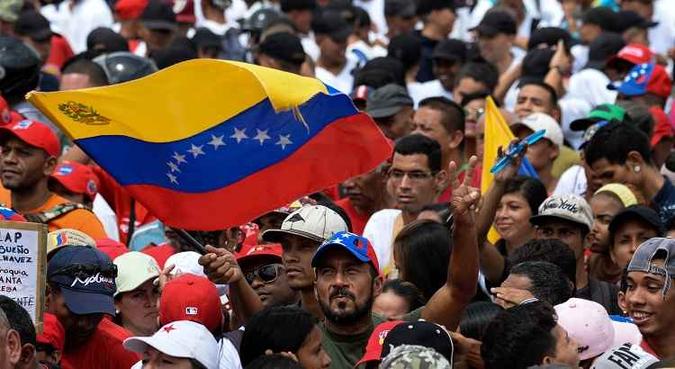 Com a deterioração da economia do país presidido por Nicolás Maduro, venezuelanos têm cruzado a fronteira e se estabelecido no Brasil.(foto: FEDERICO PARRA) Com a deterioração da economia do país presidido por Nicolás Maduro, venezuelanos têm cruzado a fronteira e se estabelecido no Brasil.(foto: FEDERICO PARRA)
