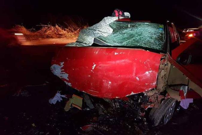 A frente do Pálio, onde estava o casal e três crianças, ficou destruída(foto: Polícia Rodoviária Federal/Divulgação) A frente do Pálio, onde estava o casal e três crianças, ficou destruída(foto: Polícia Rodoviária Federal/Divulgação)