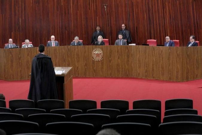 Decisão do TSE foi tomada em sessão extraordinária, em plenas férias dos ministros: temor é de que os novos equipamentos não sejam entregues a tempo das eleições(foto: Abdias Pinheiro/ASCOM/TSE) Decisão do TSE foi tomada em sessão extraordinária, em plenas férias dos ministros: temor é de que os novos equipamentos não sejam entregues a tempo das eleições(foto: Abdias Pinheiro/ASCOM/TSE)
