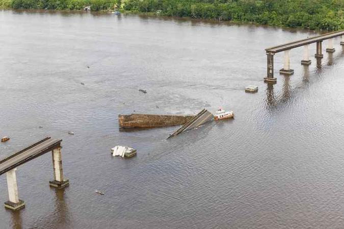 Parte de uma ponte do complexo Alça Viária, que liga regiões do Pará, caiu na madrugada desse sábado (6) no Rio Moju (foto: Fernando Araújo / Agência Pará) Parte de uma ponte do complexo Alça Viária, que liga regiões do Pará, caiu na madrugada desse sábado (6) no Rio Moju (foto: Fernando Araújo / Agência Pará)