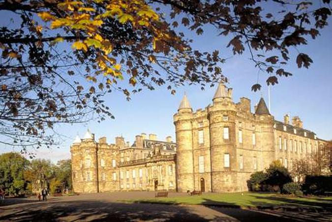 Holyroodhouse é o endereço da realeza na Escócia: há tours programados quando a rainha não está no local(foto: Visita Britain/Divulgação - 8/2/05) Holyroodhouse é o endereço da realeza na Escócia: há tours programados quando a rainha não está no local(foto: Visita Britain/Divulgação - 8/2/05)