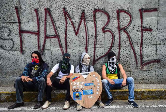 Opositores picham a palavra fome em muro de Caracas, no último dia 24(foto: RONALDO SCHEMIDT) Opositores picham a palavra fome em muro de Caracas, no último dia 24(foto: RONALDO SCHEMIDT)