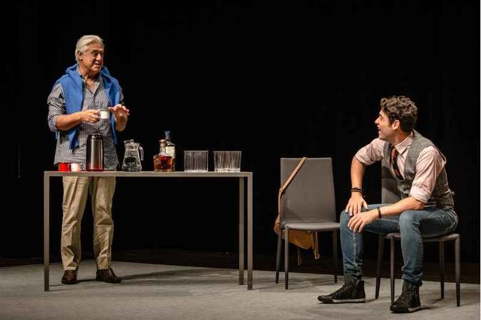 Pai e filho em cena no espetáculo Baixa terapia, que estreia em Brasília em setembro(foto: Caio Galucci/Divulgação) Pai e filho em cena no espetáculo Baixa terapia, que estreia em Brasília em setembro(foto: Caio Galucci/Divulgação)