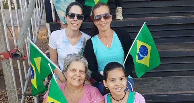 Família de Yandra e Pedro Henrique acordou às 4h30 para não atrasar os dois, que participam do desfile(foto: Isa Stacciarini/CB/D.A Press) Família de Yandra e Pedro Henrique acordou às 4h30 para não atrasar os dois, que participam do desfile(foto: Isa Stacciarini/CB/D.A Press)