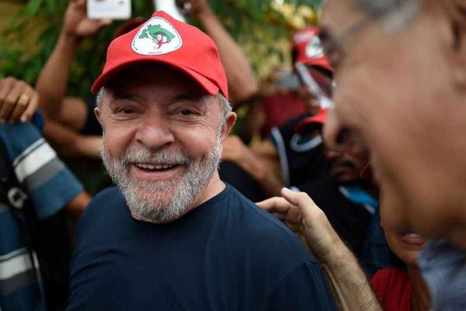 Cresceu em setores do PT a impressão de que o ex-presidente não está disposto a indicar substituto e pode esticar a corda apara além da Justiça Eleitoral, levando o caso para o STF(foto: Douglas Magno/AFP) Cresceu em setores do PT a impressão de que o ex-presidente não está disposto a indicar substituto e pode esticar a corda apara além da Justiça Eleitoral, levando o caso para o STF(foto: Douglas Magno/AFP)
