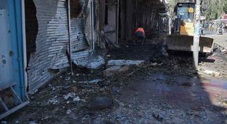 Trabalhadores do município afegão limpam o local após um atentado com carro-bomba no oeste de Cabul (foto: Wakil Kohsar / AFP - 24/7/2017) Trabalhadores do município afegão limpam o local após um atentado com carro-bomba no oeste de Cabul (foto: Wakil Kohsar / AFP - 24/7/2017)