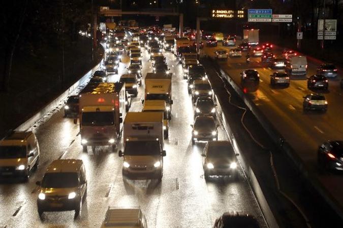 Veículos circulam no anel viário de Paris durante greve dos transportes contra plano de Macron de revisar o sistema de aposentadoria francês.(foto: Jacques Demarthon/AFP) Veículos circulam no anel viário de Paris durante greve dos transportes contra plano de Macron de revisar o sistema de aposentadoria francês.(foto: Jacques Demarthon/AFP)