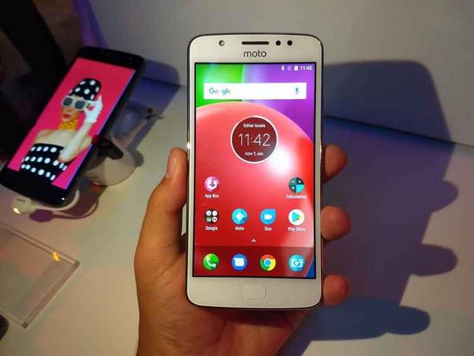 Quarta geração do Moto E possui 2GB de memória RAM, 16GB de armazenamento interno e traz leitor de impressões digitais com multi funções(foto: Álef Calado/Esp.CB/D.A Press) Quarta geração do Moto E possui 2GB de memória RAM, 16GB de armazenamento interno e traz leitor de impressões digitais com multi funções(foto: Álef Calado/Esp.CB/D.A Press)
