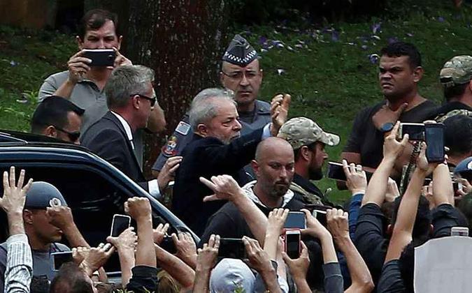 Lula acena a simpatizantes ao deixar velório do neto(foto: Miguel Schincariol/AFP) Lula acena a simpatizantes ao deixar velório do neto(foto: Miguel Schincariol/AFP)