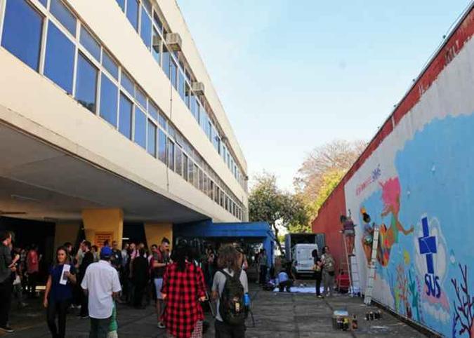 Na inauguração teve a produção de grafites no muro interno do Hospital Dia, com temática alusiva às pessoas trans.(foto: Divulgação Agência Brasília.) Na inauguração teve a produção de grafites no muro interno do Hospital Dia, com temática alusiva às pessoas trans.(foto: Divulgação Agência Brasília.)