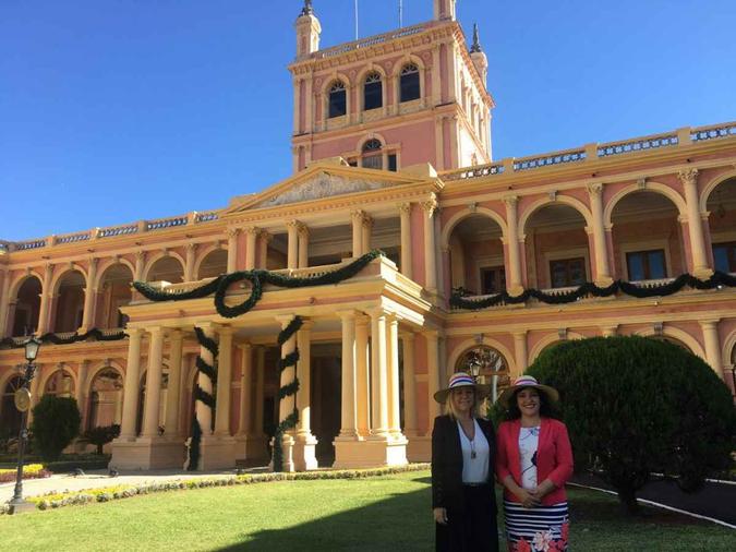 A secretaria do Turismo do DF, Vanessa Mendonça, e a ministra do Turismo do Paraguai, Sofia Afara(foto: Victória Olímpio/Esp.CB/D.A Press) A secretaria do Turismo do DF, Vanessa Mendonça, e a ministra do Turismo do Paraguai, Sofia Afara(foto: Victória Olímpio/Esp.CB/D.A Press)