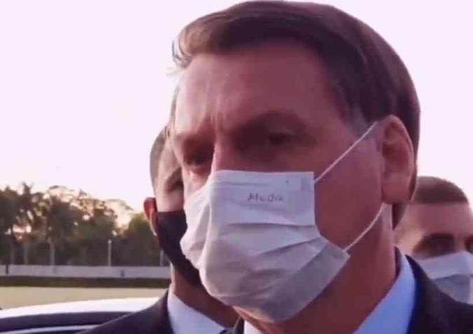 Bolsonaro ouviu a apoiadora com bastante atenção e prometeu colocá-la em contato com representantes do Ministério da Saúde (foto: Reprodução/Twitter) Bolsonaro ouviu a apoiadora com bastante atenção e prometeu colocá-la em contato com representantes do Ministério da Saúde (foto: Reprodução/Twitter)