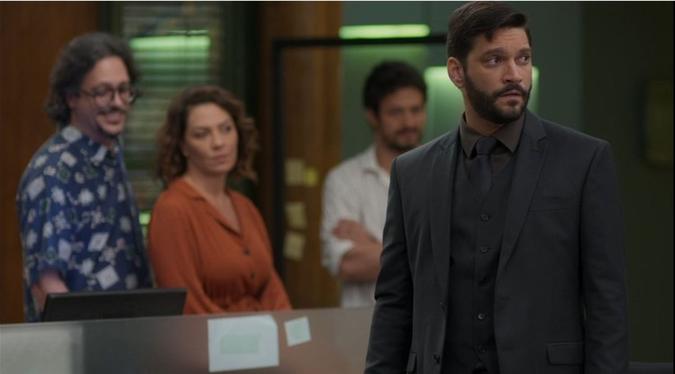 O vilão foi expulso da editora(foto: TV Globo/Reprodução) O vilão foi expulso da editora(foto: TV Globo/Reprodução)