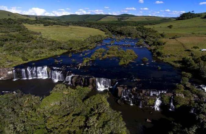 Quatro cascatas compõem a cachoeira. A primeira queda d%u2019água forma um poço onde se pode nadar(foto: Renato Soares/MTur - 8/3/18) Quatro cascatas compõem a cachoeira. A primeira queda d%u2019água forma um poço onde se pode nadar(foto: Renato Soares/MTur - 8/3/18)
