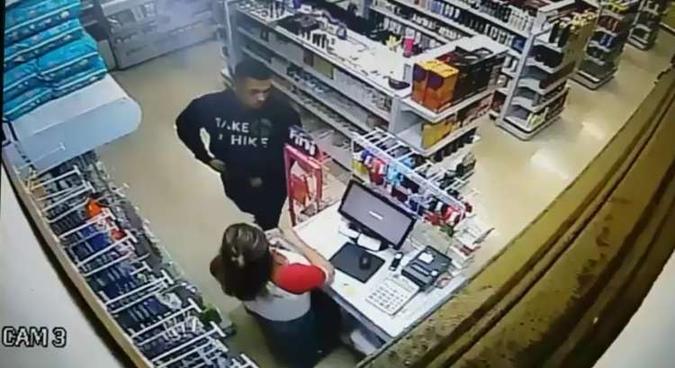 A funcionária estava sozinha quando foi rendida pelo suspeito(foto: Divulgação) A funcionária estava sozinha quando foi rendida pelo suspeito(foto: Divulgação)