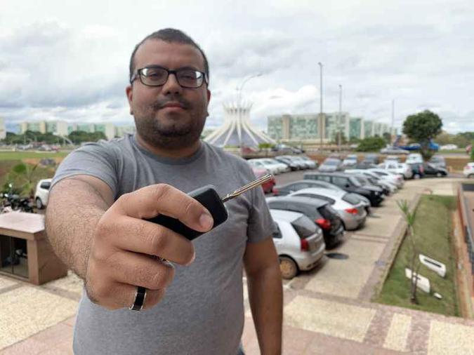 Acostumado com a superlotação no Setor de Autarquias Sul, onde trabalha, Thiago Cunha conta que já optou por compras on-line para não ter que se estressar com estacionamentos(foto: Mariana Machado/CB/D.A Press)