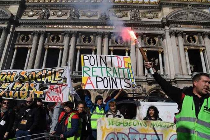 Como parte de uma greve multissetorial contra a reforma das pensões do governo francês manifestantes se reuniram em frente à Ópera Garnier, em Paris, nesta segunda-feira (17/2).(foto: Alain JOCARD / AFP) Como parte de uma greve multissetorial contra a reforma das pensões do governo francês manifestantes se reuniram em frente à Ópera Garnier, em Paris, nesta segunda-feira (17/2).(foto: Alain JOCARD / AFP)