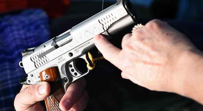 Cada agente tem autorização para adquirir até duas armas dos calibres autorizados, incluindo o 9mm, fabricadas na indústria nacional(foto: Ethan Miller/AFP) Cada agente tem autorização para adquirir até duas armas dos calibres autorizados, incluindo o 9mm, fabricadas na indústria nacional(foto: Ethan Miller/AFP)