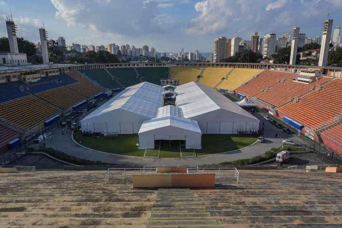 Construção de hospital de campanha no estádio do Pacaembu, em São Paulo: conflito entre o Planalto e os governadores reforça a polarização entre os defensores de um governo mais centralizador, de viés autoritário, e os adeptos de formas democráticas de governança (foto: AFP / NELSON ALMEIDA ) Construção de hospital de campanha no estádio do Pacaembu, em São Paulo: conflito entre o Planalto e os governadores reforça a polarização entre os defensores de um governo mais centralizador, de viés autoritário, e os adeptos de formas democráticas de governança (foto: AFP / NELSON ALMEIDA )