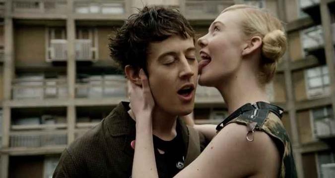 Elle Fanning (à direita) e Alex Sharp (à esquerda) são os protagonistas da trama(foto: Reprodução/Internet) Elle Fanning (à direita) e Alex Sharp (à esquerda) são os protagonistas da trama(foto: Reprodução/Internet)