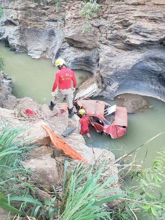 Motorista morre após cair da ponte sobre o Ribeirão dos Bois, em Padre Bernardo(foto: Divulgação/Bombeiros GO) Motorista morre após cair da ponte sobre o Ribeirão dos Bois, em Padre Bernardo(foto: Divulgação/Bombeiros GO)