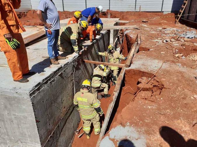O funcionário ficou completamente soterrado em vala com aproximadamente 4 metros(foto: Divulgação/CBMDF) O funcionário ficou completamente soterrado em vala com aproximadamente 4 metros(foto: Divulgação/CBMDF)