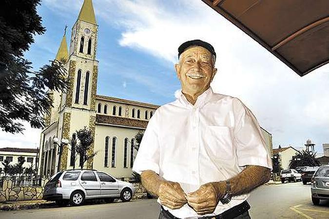 Aos 80 anos, o aposentado JosÃ© Lucas Sobrinho Ã© um dos idosos que sustentam a economia de Formosa (GO): apÃ³s trocar o carro, objetivo Ã© comprar uma chÃ¡cara(foto: Antonio Cunha/Esp. CB/D.A Press)