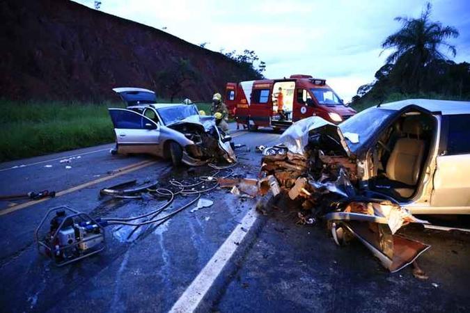 O acidente aconteceu por volta de 5h30 desta segunda-feira (12/3), na DF-251, próximo à entrada do Vilarejo Nova Betânia, em São Sebastião(foto: CBMDF/Divulgação) O acidente aconteceu por volta de 5h30 desta segunda-feira (12/3), na DF-251, próximo à entrada do Vilarejo Nova Betânia, em São Sebastião(foto: CBMDF/Divulgação)