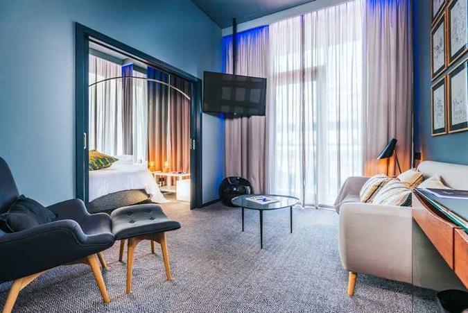 Suíte com o nome do jogador tem PlayStation com óculos de realidade virtual(foto: Pestana CR7 Funchal/Divulgação ) Suíte com o nome do jogador tem PlayStation com óculos de realidade virtual(foto: Pestana CR7 Funchal/Divulgação )