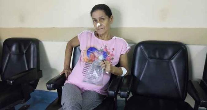Com dores e suspeita de câncer, Nair dos Santos tenta, desde o início de fevereiro, ser atendida e avaliada em um hospital de Brasília(foto: Graciliano Candido/Divulgação) Com dores e suspeita de câncer, Nair dos Santos tenta, desde o início de fevereiro, ser atendida e avaliada em um hospital de Brasília(foto: Graciliano Candido/Divulgação)