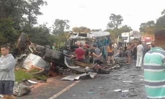 A batida foi perto de Bocaina, no município de Grão Mogol e ocorreu por volta das 5h (foto: Bombeiros/Divulgação) A batida foi perto de Bocaina, no município de Grão Mogol e ocorreu por volta das 5h (foto: Bombeiros/Divulgação)
