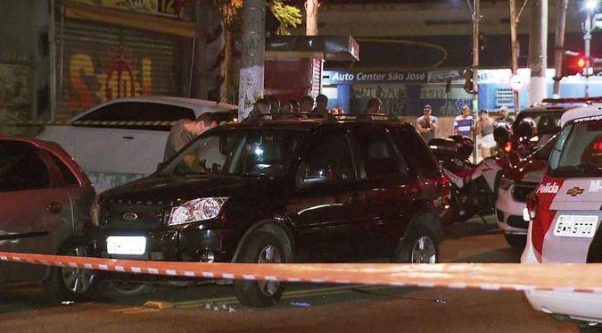 Carro roubado após bater durante perseguição na Zona Sul de São Paulo (foto: Reprodução/TV Globo ) Carro roubado após bater durante perseguição na Zona Sul de São Paulo (foto: Reprodução/TV Globo )