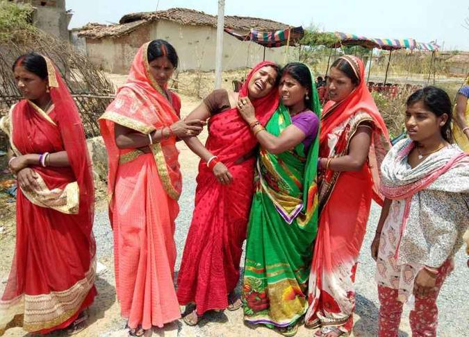 Familiares de garota de 16 anos estuprada e queimada no vilarejo de Raja Kundra, no leste do estado de Jharkhand: cenas cada vez mais comuns(foto: AFP) Familiares de garota de 16 anos estuprada e queimada no vilarejo de Raja Kundra, no leste do estado de Jharkhand: cenas cada vez mais comuns(foto: AFP)