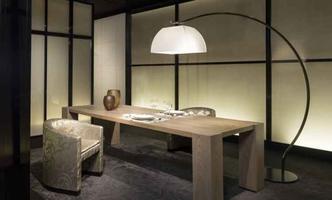 O espaço da Armani Casa, no Salão Internacional do Móvel de Milão, também se inspirou no Oriente para a coleção de móveis. Além das linhas minimalistas, os biombos estão presentes (foto: Fabrizio Marco Nannini/Divulgação) O espaço da Armani Casa, no Salão Internacional do Móvel de Milão, também se inspirou no Oriente para a coleção de móveis. Além das linhas minimalistas, os biombos estão presentes (foto: Fabrizio Marco Nannini/Divulgação)