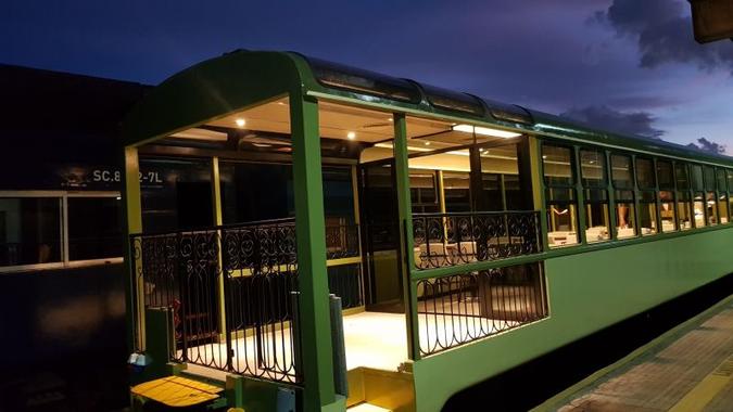 Vagão/varanda Barão Serro Azul - Trem Serra Verde Express. Curitiba, Paraná. (foto: Serra Verde Express/Divulgação) Vagão/varanda Barão Serro Azul - Trem Serra Verde Express. Curitiba, Paraná. (foto: Serra Verde Express/Divulgação)