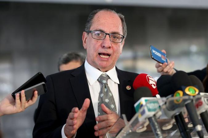 Na opinião de Ricardo Patah, presidente da UGT, o governo está 'atirando para todos os lados' (foto: Wilson Dias/Agencia Brasil) Na opinião de Ricardo Patah, presidente da UGT, o governo está 'atirando para todos os lados' (foto: Wilson Dias/Agencia Brasil)