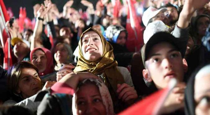 Partidários de Erdogan festejam a vitória na votação diante da sede do partido governista: resultado mostra um país dividido praticamente ao meio(foto: Bulent Kilic/AFP) Partidários de Erdogan festejam a vitória na votação diante da sede do partido governista: resultado mostra um país dividido praticamente ao meio(foto: Bulent Kilic/AFP)