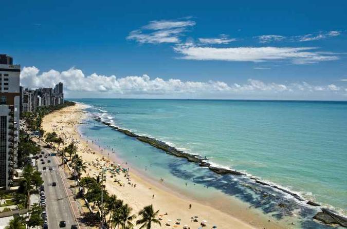 Praia de Boa Viagem, no Recife: viagem de ida e volta saindo de Brasília custa R$ 3 mil (foto: Rafa Medeiros/Divulgação - 18/3/10 ) Praia de Boa Viagem, no Recife: viagem de ida e volta saindo de Brasília custa R$ 3 mil (foto: Rafa Medeiros/Divulgação - 18/3/10 )