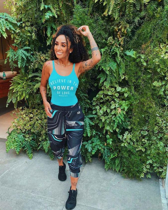 O ponto de cor também pode ser usado nas peças de cima e na de baixo. Yuli Balzak, youtuber, combinou um body azul com uma calça de predominância cinza, mas com detalhes do mesmo azul. O tênis total preto foi a escolha certa para garantir atenção à roupa.(foto: Instagram/Reprodução) O ponto de cor também pode ser usado nas peças de cima e na de baixo. Yuli Balzak, youtuber, combinou um body azul com uma calça de predominância cinza, mas com detalhes do mesmo azul. O tênis total preto foi a escolha certa para garantir atenção à roupa.(foto: Instagram/Reprodução)
