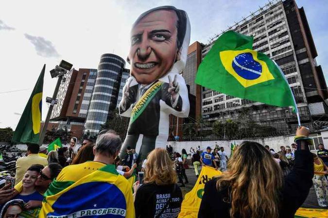 Ação em favor do deputado federal, logo após o atentado a faca, em Juiz de Fora, no início do mês: declaração de Mourão sobre o 13º salário foi a mais perigosa para a campanha até agora(foto: Nelson Almeida/AFP) Ação em favor do deputado federal, logo após o atentado a faca, em Juiz de Fora, no início do mês: declaração de Mourão sobre o 13º salário foi a mais perigosa para a campanha até agora(foto: Nelson Almeida/AFP)